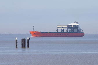 Ein kleines Frachtschiff der Reederei ,,Saga Welco" bei sonnigem Wetter auf der Ems.