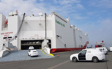 Beladung eines Car Carriers, der mit emissionsarmen Flüssigerdgas (Fuelled by LNG) angetrieben wird.